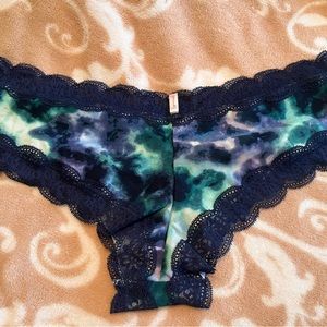 BNWT- VS PINK -Cheeky (LG)